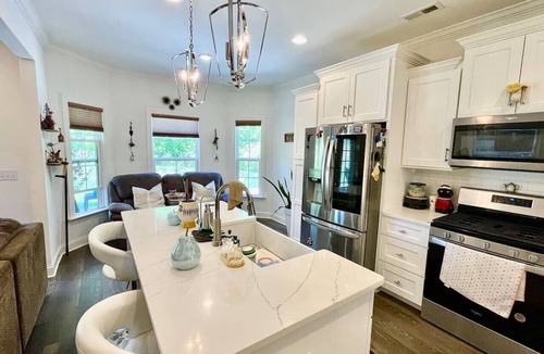 High Point House | Immaculate 4 Bedroom with Pool Table