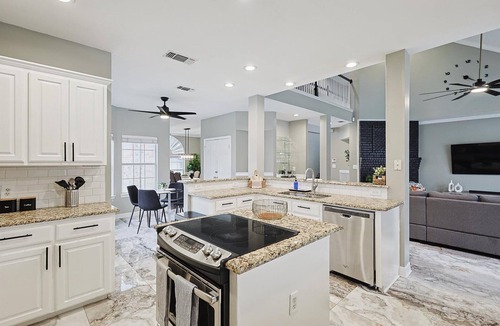 Irving House | Immaculate 5BR/2.5B vila with Pool and cinema