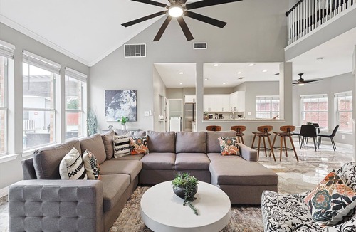 Irving Cottage | Immaculate 5BR 2B Vila With Pool and Cinema