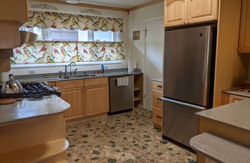 Olympia Condo | Immaculate and many extras in "pleasantville" neighborhood