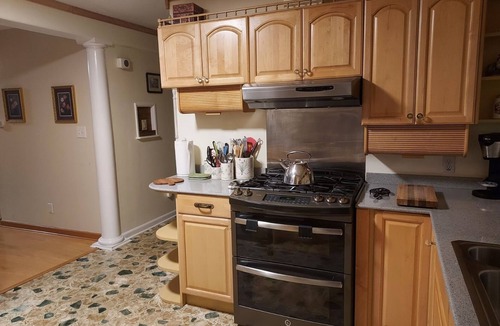 Olympia Condo | Immaculate and many extras in "pleasantville" neighborhood