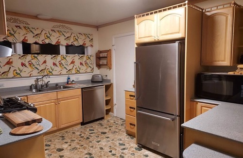 Olympia Condo | Immaculate and many extras in "pleasantville" neighborhood