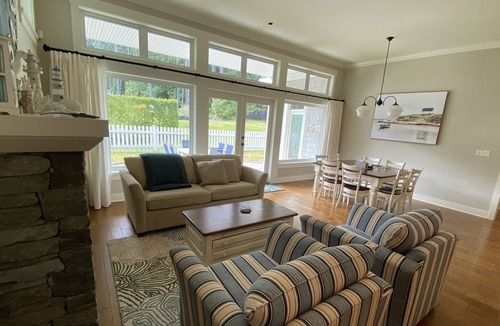 Regional District of Nanaimo Villa | Immaculate, Beautifully designed, Spacious Villa 2 min walk to the Beach