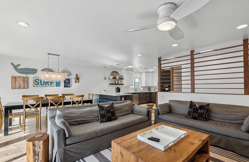 Santa Ana Heights House | Immaculate, beautiful duplex with AC, bikes and beach gear - steps to sand!