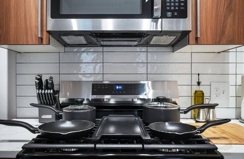 Shadyside Apartment | Immaculate Double King Suite| 2 Decks| A+ Location