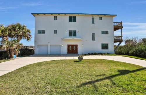 Painters Hill House | Immaculate, modern stay steps to beach with amazing ocean views