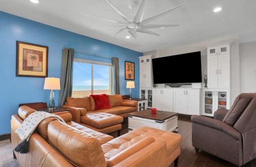 Painters Hill House | Immaculate, modern stay steps to beach with amazing ocean views