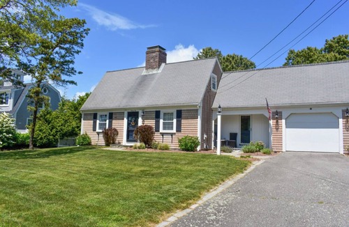 West Dennis House | Immaculate Nantucket style cape home near beach!