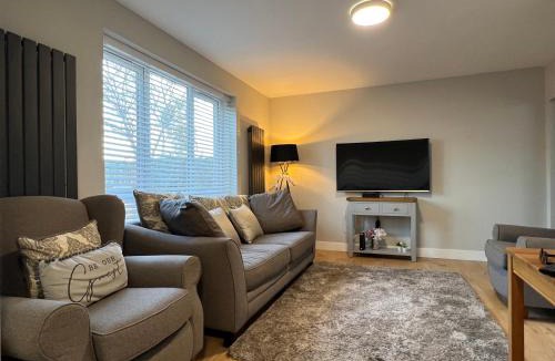Bramcote House | Immaculate Newly Refurbished 4 Bed House