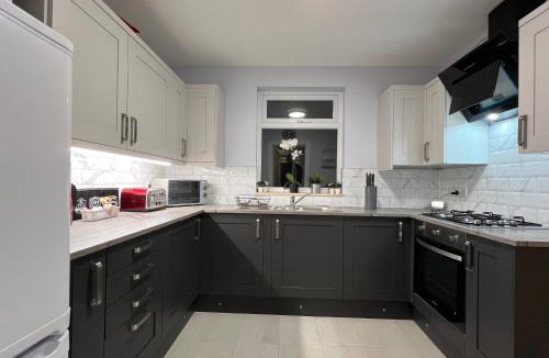 Bramcote House | Immaculate Newly Refurbished 4 Bed House