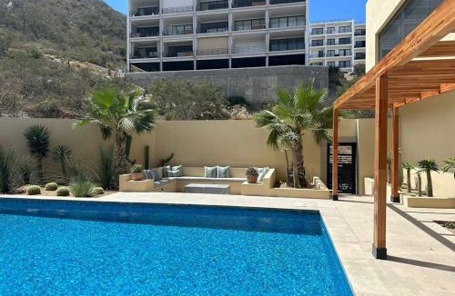 Libertad House | Immaculate Stay with Stunning Views, Balcony, plus on-site Pool & Gym