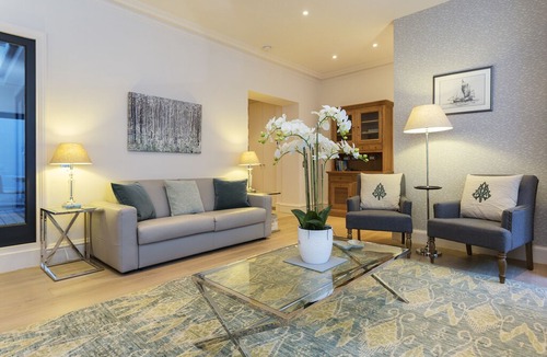 Redcliffe Apartment | Immaculate Three Bedroom Apartment in Kensington, Sleeps 8 (Veeve)