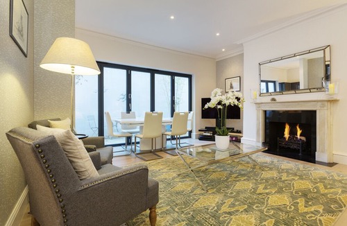 Redcliffe Apartment | Immaculate Three Bedroom Apartment in Kensington, Sleeps 8 (Veeve)
