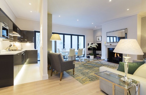 Redcliffe Apartment | Immaculate Three Bedroom Apartment in Kensington, Sleeps 8 (Veeve)