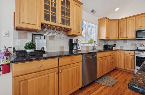 Avalon House | Immaculately kept home is just 1 1/4 blks to the beach and boardwalk