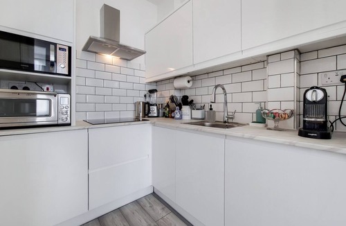 Kensington Apartment | Immaculately presented 1BR Apt