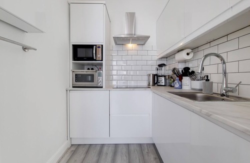 Kensington Apartment | Immaculately presented 1BR Apt
