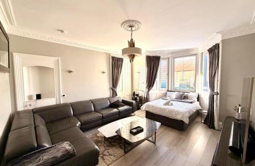 Gilmerton Apartment | Immanuel House - Modern Luxury Victorian Home 1872 - Free Parking & SuperFast Fibre Optic WiFi