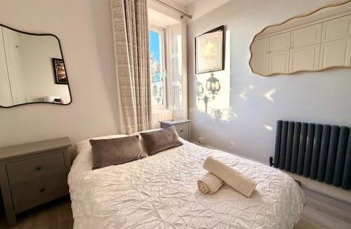 Gilmerton Apartment | Immanuel House - Modern Luxury Victorian Home 1872 - Free Parking & SuperFast Fibre Optic WiFi