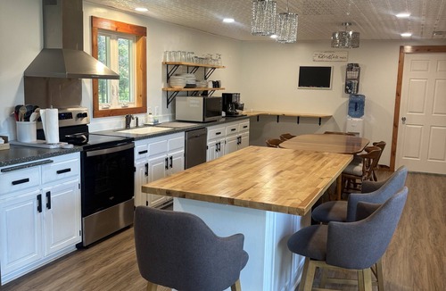 Cascade House | Immersed in Nature, Hot Tub, Sleeps 9, EV Charger