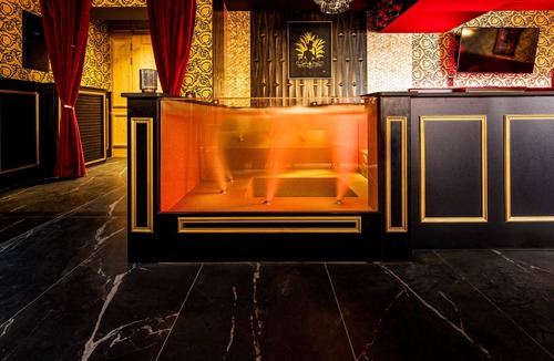 Ettendorf Apartment | Immersive cabaret suite with XXL private spa