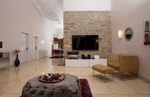 Nungua House | Impeccable 2-Bed House with Hot-Tub -Wi-Fi