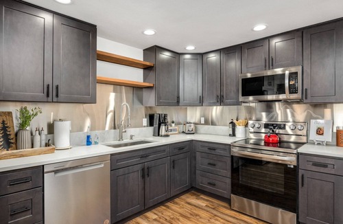 Government Camp House | Impeccable Custom Furnishing and Design, Pet Friendly, BBQ, One Block From Center of Government Camp