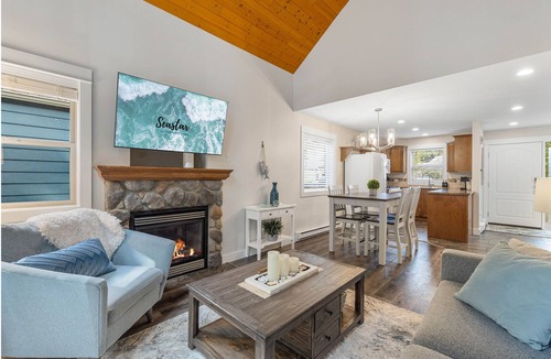 Regional District of Nanaimo Cottage | Impeccable Oceanside Village Retreat!