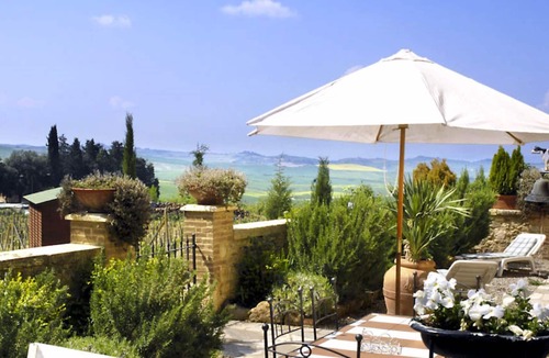 Asciano Villa | Imposing villa with 5 apartments ideal for groups. Pool.