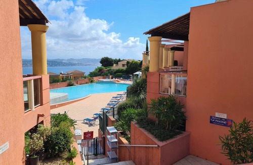 Theoule-Superieur Apartment | IMPRESSIONNANTE View of the sea and the bay of Cannes VTT swimming pool at the foot of the Esterel mountains