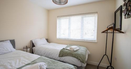 Kettering Apartment | Impressive 4 Bed House Sleeps 8 - Private Parking Fast Wi-Fi Netflix & Foosball, Business Insurance and Leisure Travellers Welcome