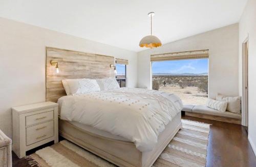 Joshua Tree House | Impressive Cottage with Fire Pit, Hot-tub and Barbecue in Joshua Tree, California