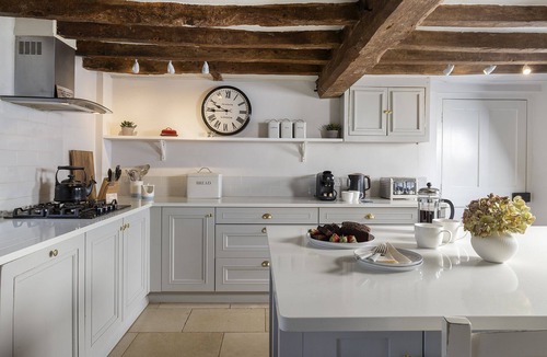 Quenington House | Impressive Georgian Farmhouse with hot tub and games room - Yew Tree Farmhouse