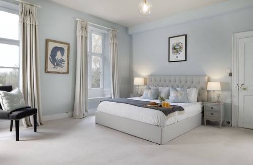 Quenington House | Impressive Georgian Farmhouse with hot tub and games room - Yew Tree Farmhouse