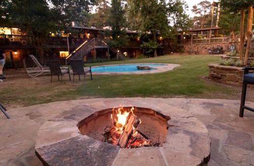 Mount Ida House | Impressive Log Cabin with Hot-tub and Fire Pit in Mount Ida, Arkansas