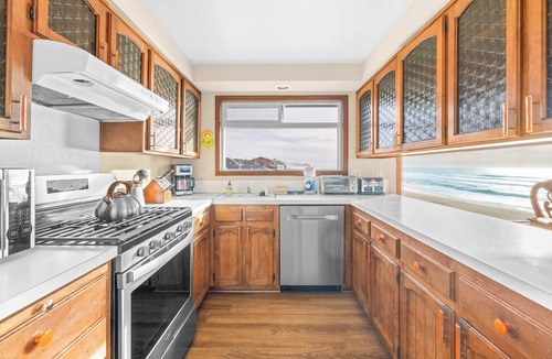 Gleneden Beach House | Impressive oceanfront home with great views dog friendly