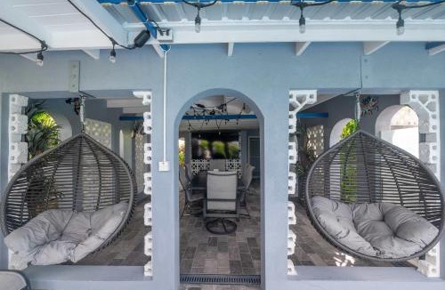 Welches House | Impressive Private Pool Mandevilla Home Near Beach