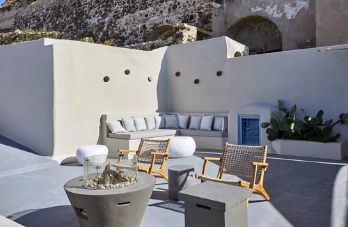 Pyrgos Villa | Impressive Santorini Apartment | 1 Bedroom Suite | Apartment Moe