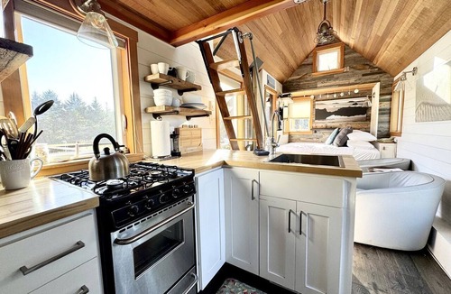 Waldport Cabin | Impressive Tiny House with Fireplace in Waldport, Oregon