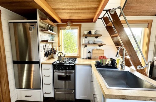 Waldport Cabin | Impressive Tiny House with Fireplace in Waldport, Oregon