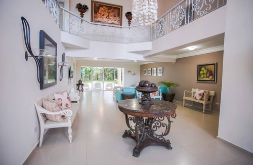 Juan Dolio Villa | Impressive villa with pool at Metro Country Club.