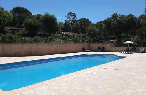Gassin Ski Chalet | In a peaceful setting among pines and oleanders near St Tropez.