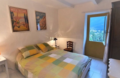 Annot House | In a quiet, green setting, pretty Provencal country house