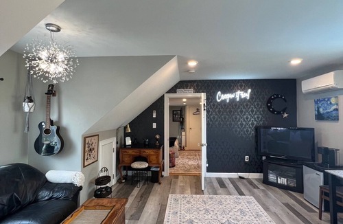 Salem Bed & Breakfast | In home mini wing private space. 💜Stay at Hal's Salem, MA