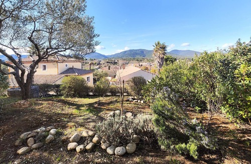 Saint-Chinian House | In the charming town of Saint Chinian welcomes you this beautiful cottage with lovely garden.