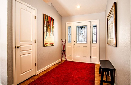 Hailey House | In the Heart of Hailey; PRIVATE PET-FRIENDLY 3 bedroom home with garage