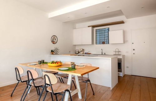 City Center Padova Apartment | In the heart of Padua, an elegant place waits for you, embracing the historic Piazza dei Signori with a view that enchants the senses. This apartment, is located on the third floor (no lift), a place where time seems to stand still and the beauty of the