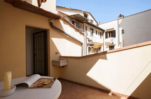 San Frediano Apartment | IN THE HISTORIC CENTER OF FLORENCE-MINUTES FROM PIAZZA DELLA REPUBBLICA & DUOMO