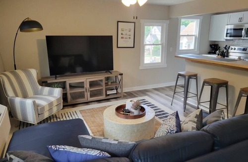 Madison Apartment | In-Unit Laundry, A/C, Free Parking, Dishwasher.