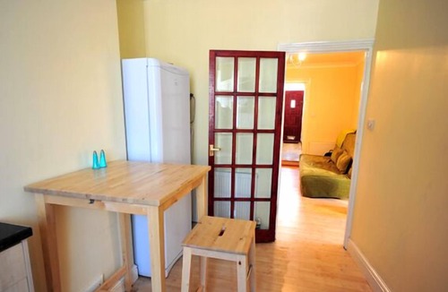 Canning Town Apartment | In ZONE 2/3 charming 2 bedroom garden apartment in the East End of London